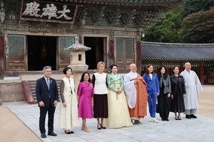<b>김혜경</b>-APEC 정상 배우자들 <b>불국사 방문</b>...한식·다도·명상 등 불교전통...