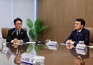 [포토뉴스]김민석 총리, 새만금청 찾아 현대차 투자 계획 보고 받아 - 뉴스 썸네일 이미지