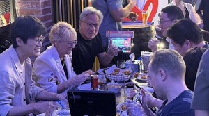 젠슨 황, 예능 출연·프로야구 시구…AI 협력 행보 이어가