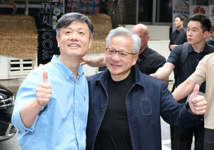 젠슨 황, 강남 PC방서 크래프톤 의장 회동…'피지컬 AI' 논의