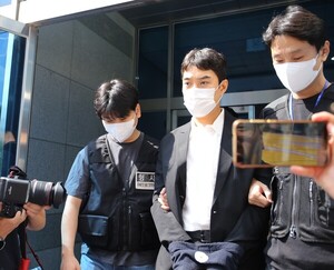 경찰, <b>최영중</b> 전 <b>시의원</b> 휴대전화서 추가 범행 정황 포착
